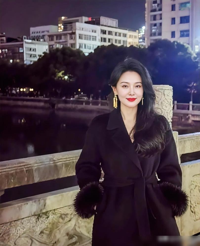 多少人欠债满身，​还去撩别人玩剩的女人，​自认魅力四射，终落妻离子散。