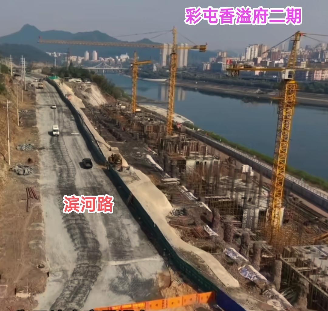 看来在10月中旬本溪的楼市发展还是很不错的，特别是看到彩屯香溢府小区的秀带公园与