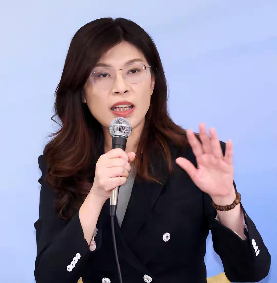 郑丽文这回赢麻了，看谁还敢质疑她的反台独政策了。郑丽文高声反台