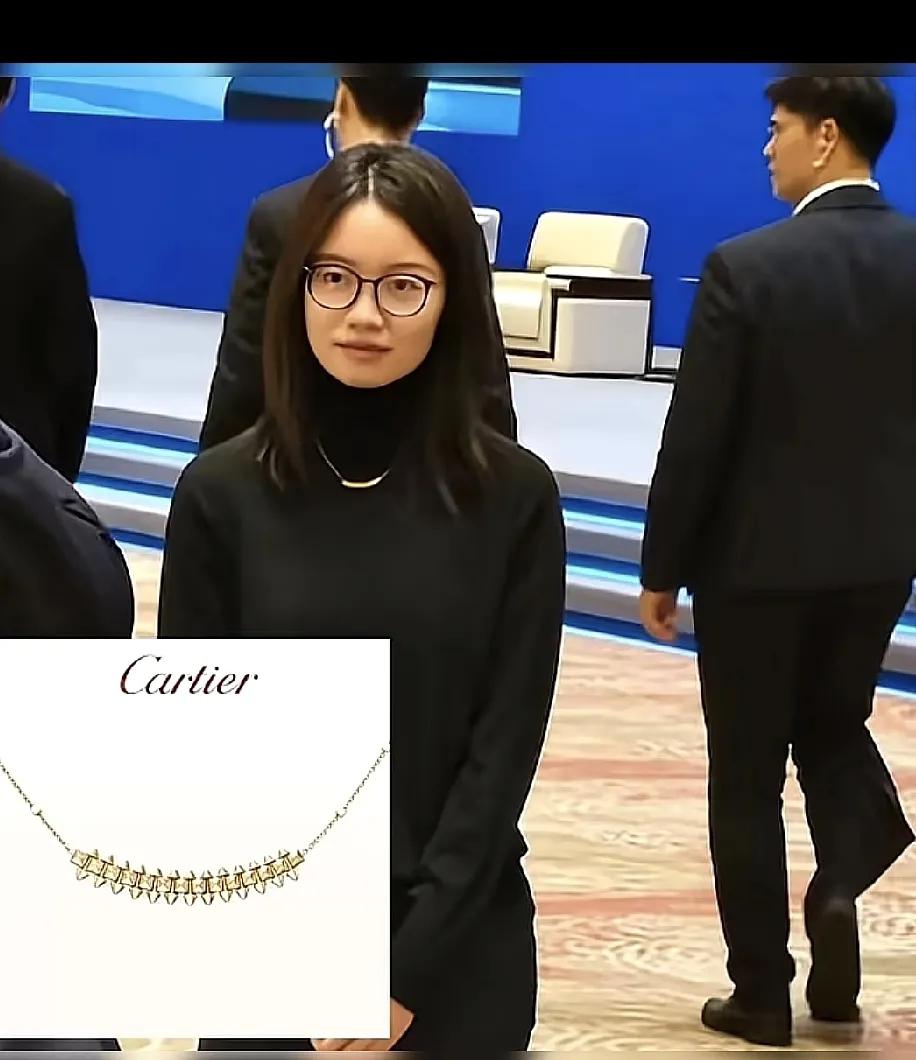 让我唯一想不到的是，王虹只是戴了一条卡地亚项链，网友纷纷说:“明星戴卡地亚是明星
