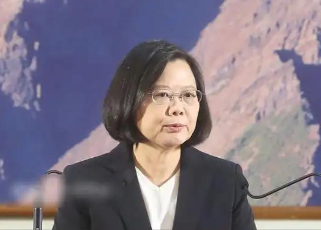 正在欧洲窜访的蔡英文站出来对我们放话了！5月14日，蔡英文声称，如今台湾几乎每天