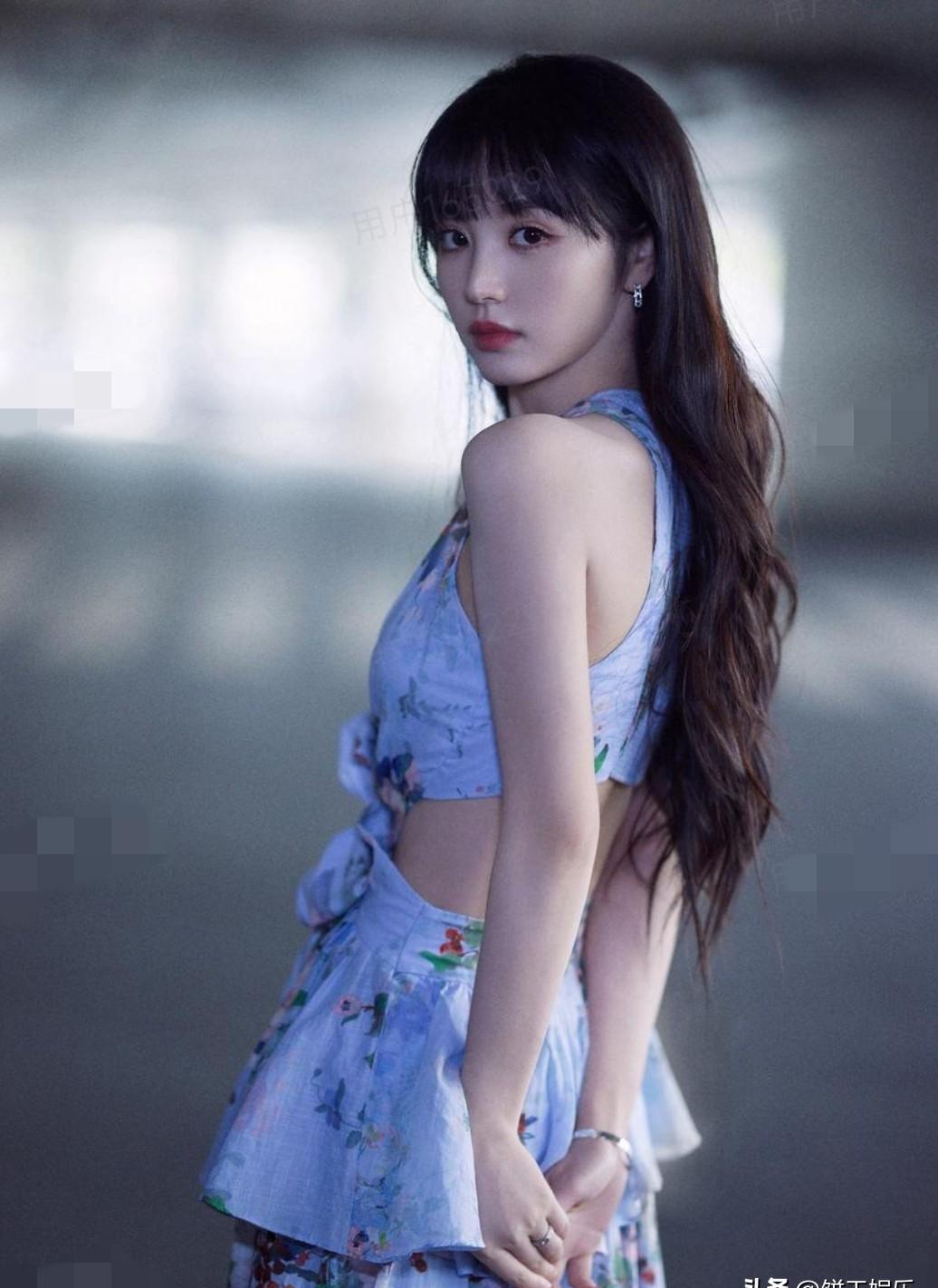 甜妹？那是她最成功的伪装。红毯上真空蕾丝配皮裤，眼神冷得像刀。米兰时装周后