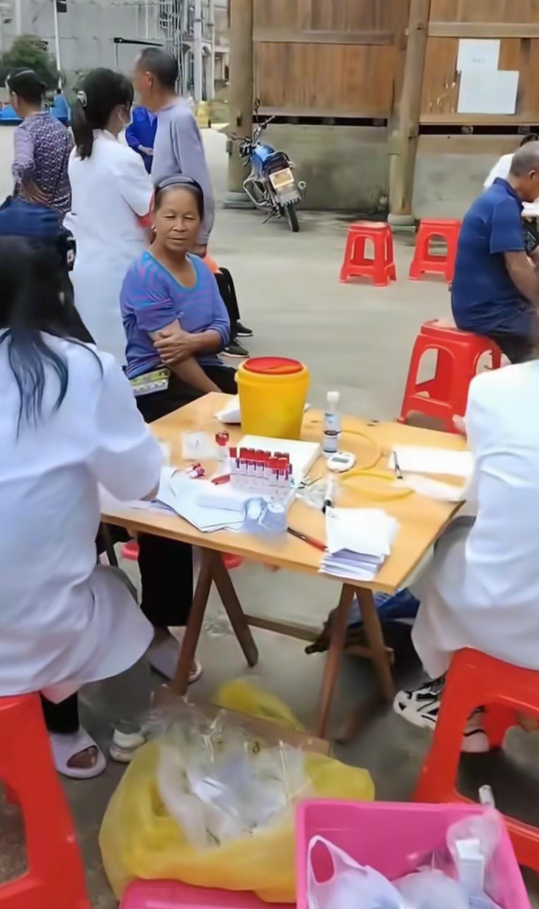 医院派医生到村里给老人免费做体检，以前大家排着长队等体检，现在却没有人愿意去做免