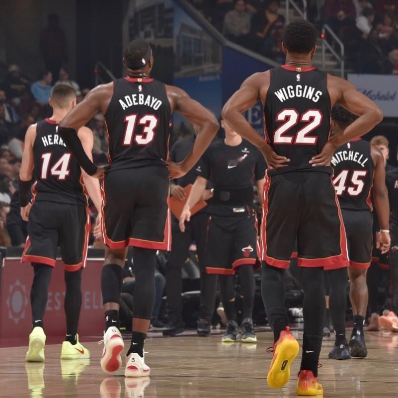 在交易截止日为什么没有做出改变？不卖掉可能白白走人的球员换资产？莱利表示，他当时