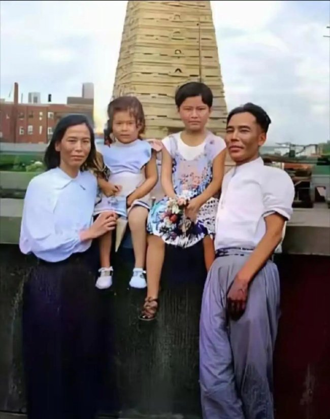 1949年贺子珍回国后，在上海和兄长贺敏学、女儿李敏、侄女的合影