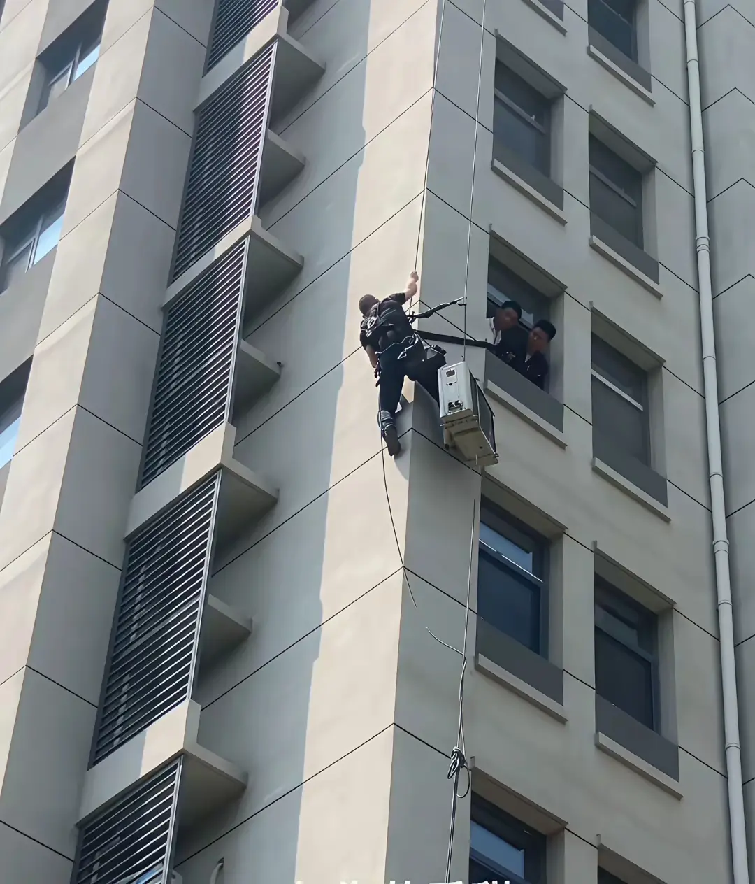 ​空调安装师傅也是艺高人胆大！
