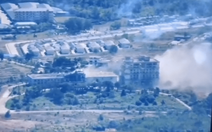 泰国空军继续轰炸柬埔寨电诈园区楼房，F16战机扔的导弹非常精准，直接命中了目标大