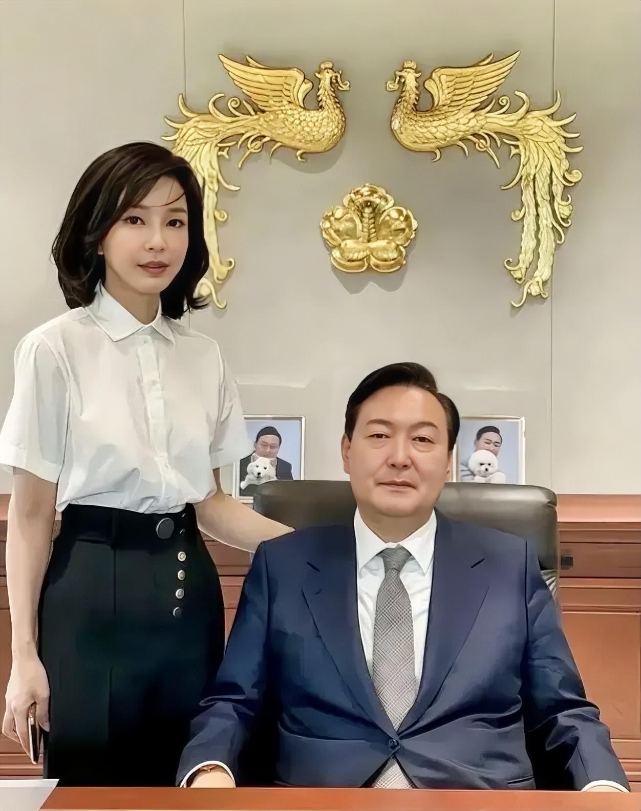 金建希才是那个真正的主角。别急着反驳。你看，尹锡悦当总统，韩国各界公认是靠妻