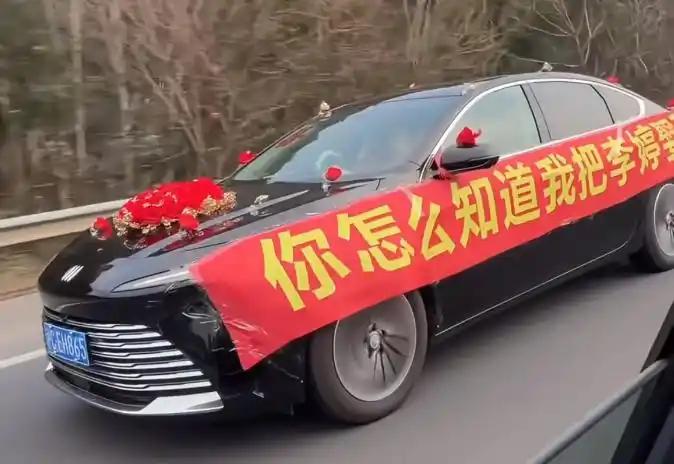 别克君越，爱的宣言！一场高速婚车伴行，引发了人们对爱情本真的向往，对社会温情的