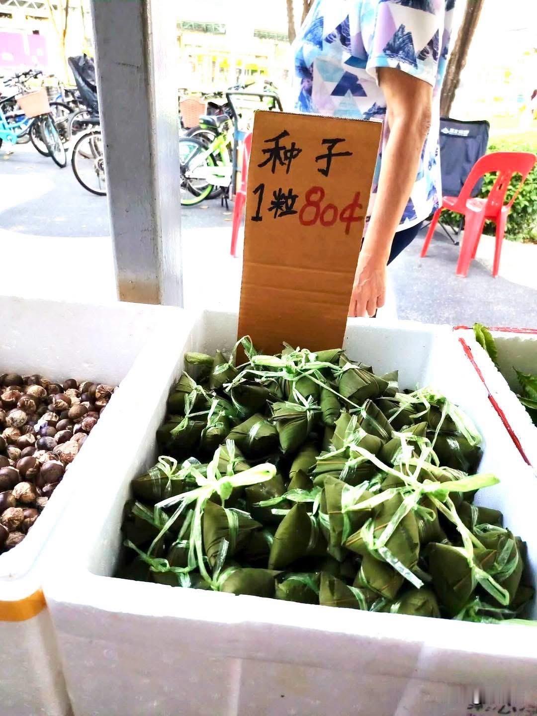 海外一位网友发布的照片，让大家看看图中的错误。这名网友，据说是新加坡华人。