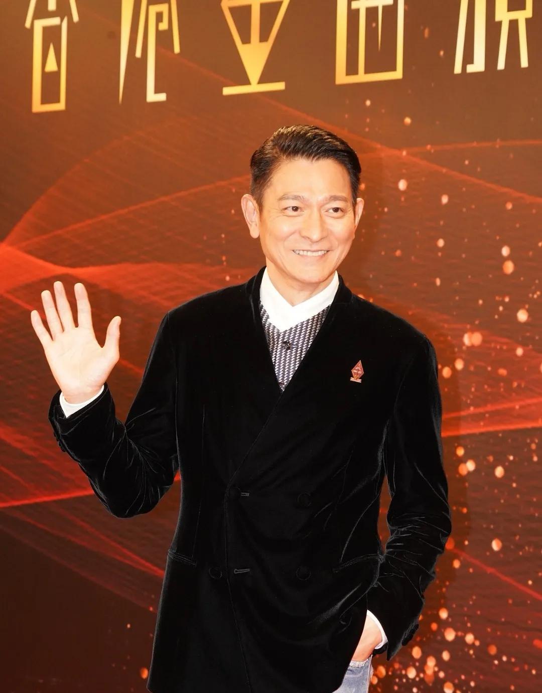 天王刘德华的歌声之谜：光环背后，他算“真歌手”吗？还记得90年代满大街飘着的《
