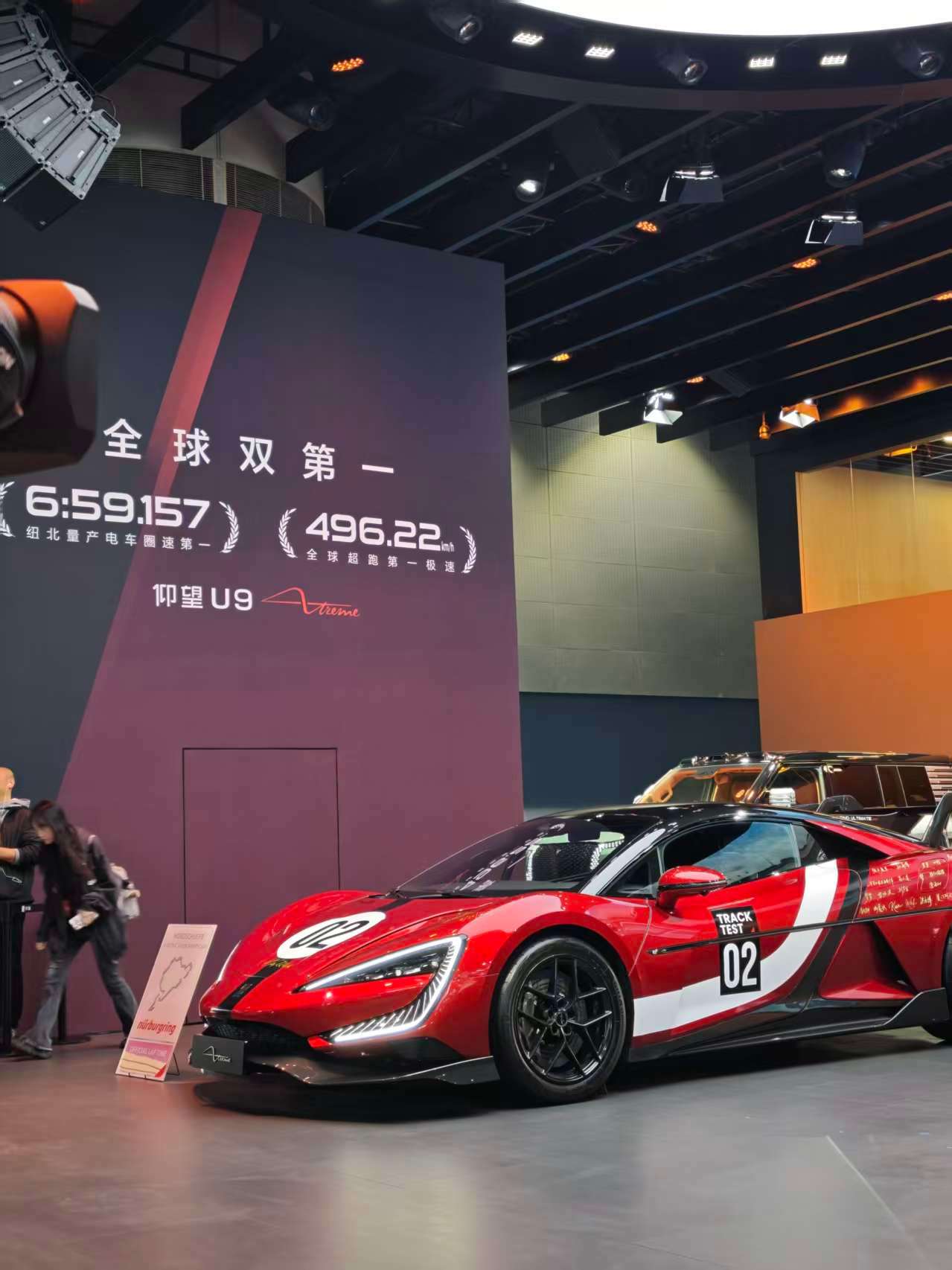 是谁出现在了广州车展仰望展台发布会呀？原来是老乡潘展乐啊！一位是刷新全国赛道记录