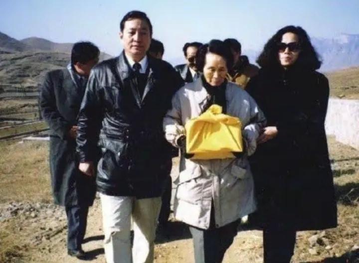 1995年1月26日，河北易县清西陵华龙皇家陵园，溥仪的遗孀李淑贤捧着骨灰盒，缓