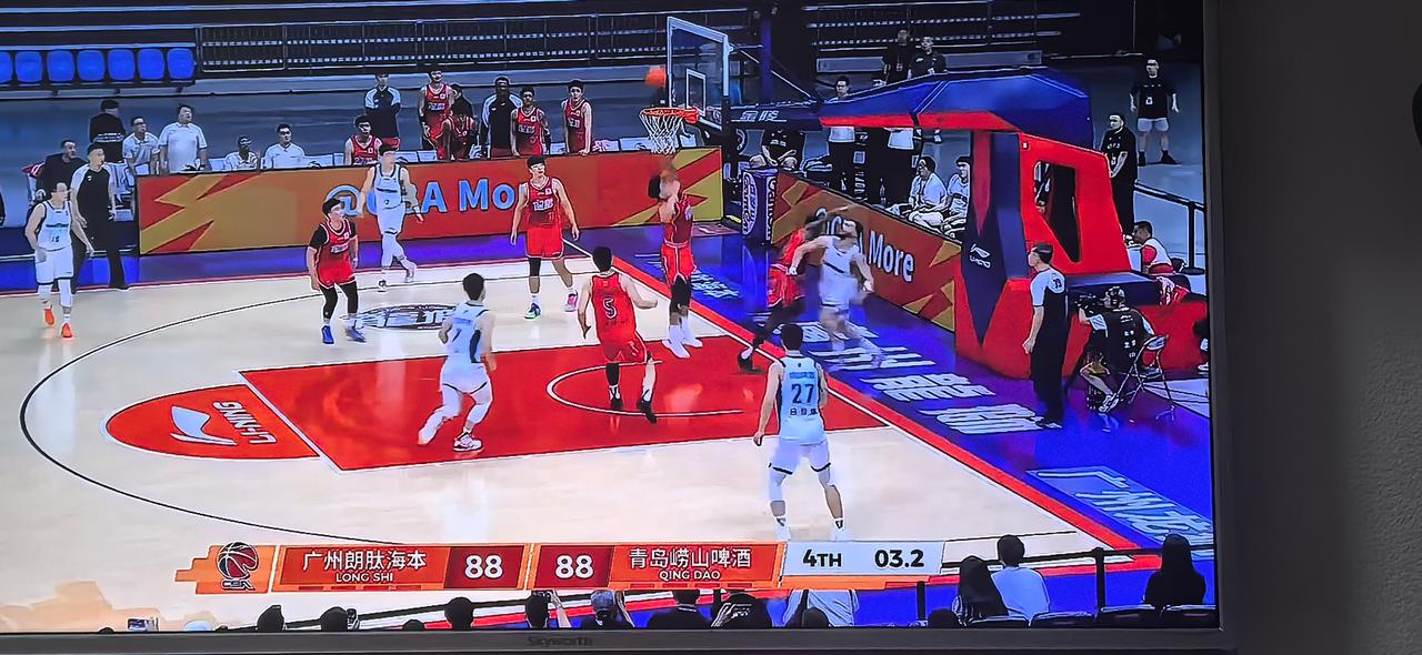 这球太好看了。青岛对广州。广州一直领先，最后时刻维京顿两发一中。威瑟斯庞不愧是联