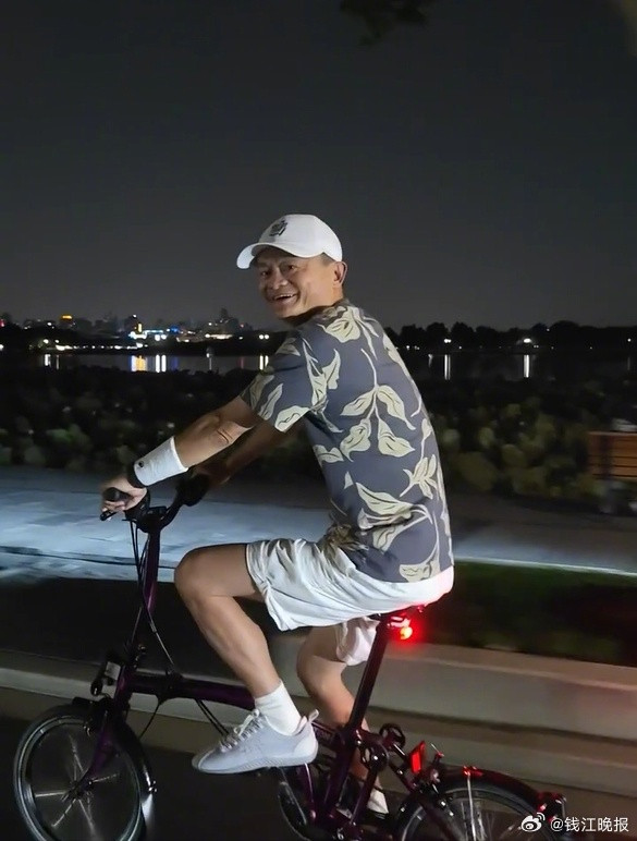 1.85万同款车爆火！马云夜骑西湖笑容满面，网友偶遇直呼'太接地气'