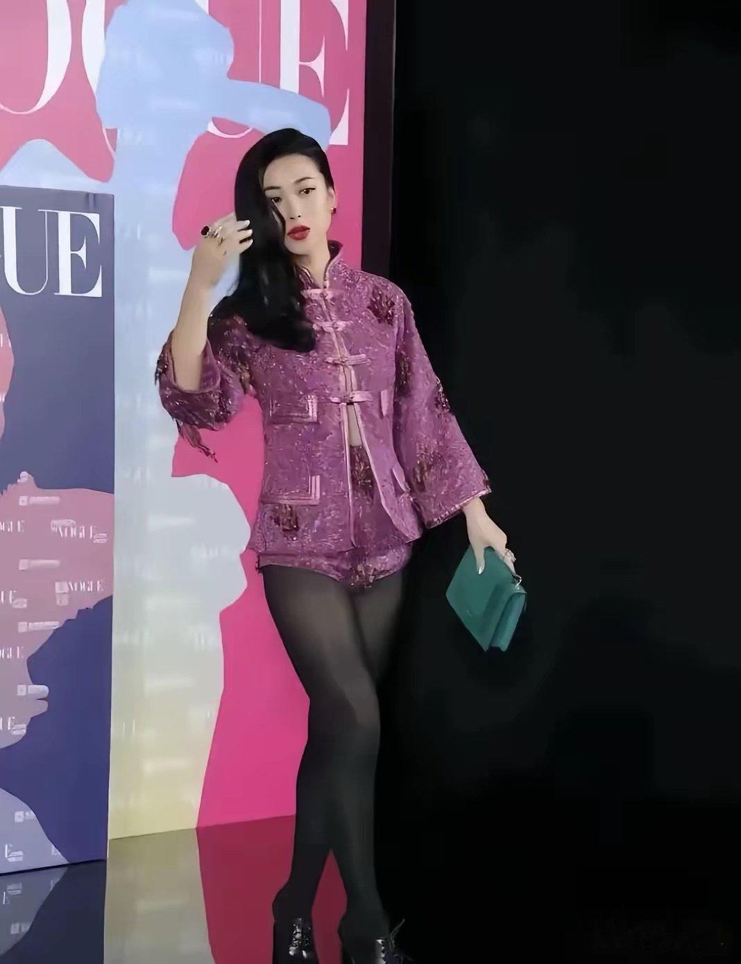朱珠完全能驾驭各种风格的造型，脸和气质才是真正的时尚单品​