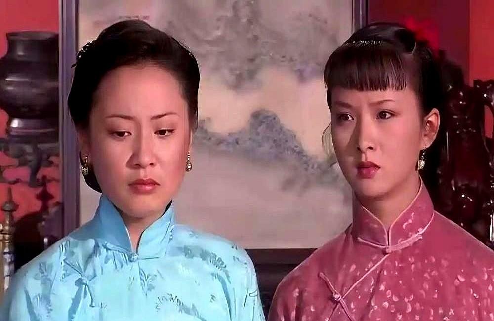 下人欺负人，丫鬟香秀第一个冲上去，指着主人七爷的鼻子就骂。七爷非但没生气，反倒乐