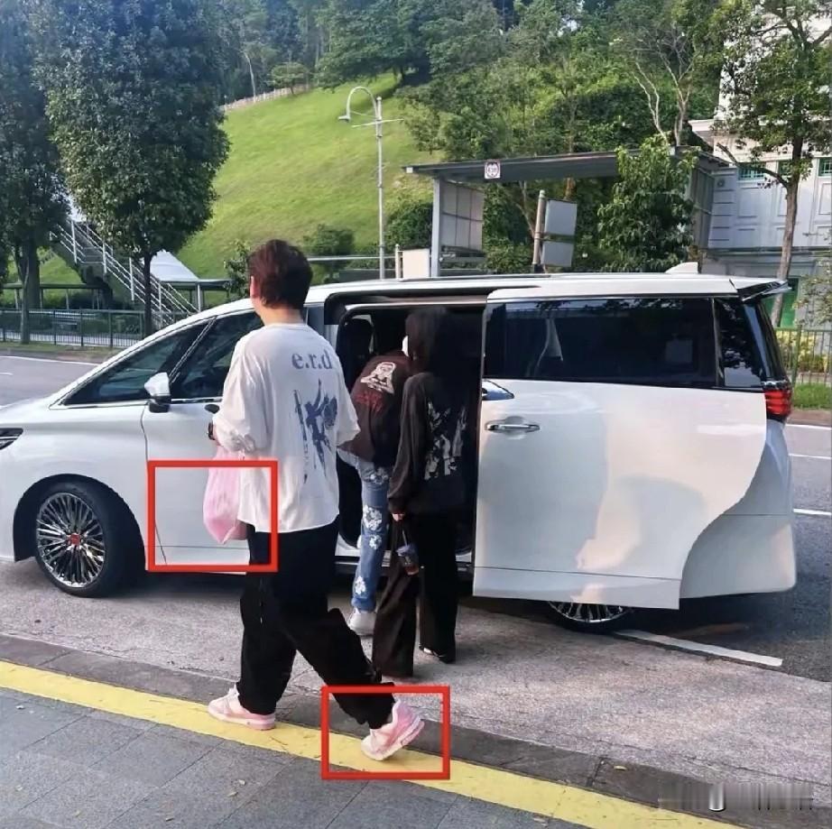 王健林是彻底不管了，王思聪又换女友了。据听说新女友已经和王思聪逛街了。有人说