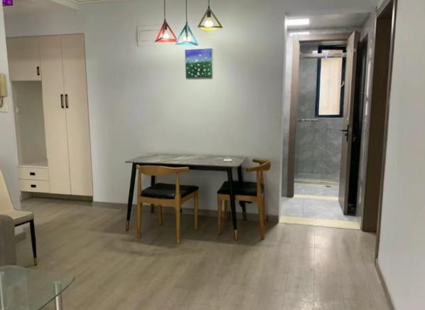 我同事老刘，有套闲置的小两居，空了快两年了。我劝他降点价赶紧租出去，一个月好歹进