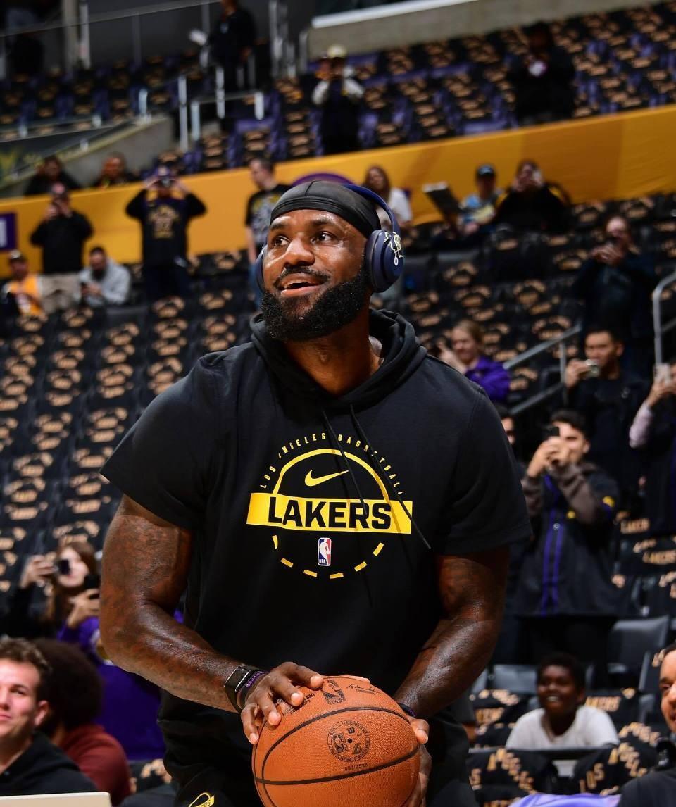 无詹湖人溃不成军，太子闪光该获重用缺少詹姆斯的湖人，在与凯尔特人的对决中彻底崩