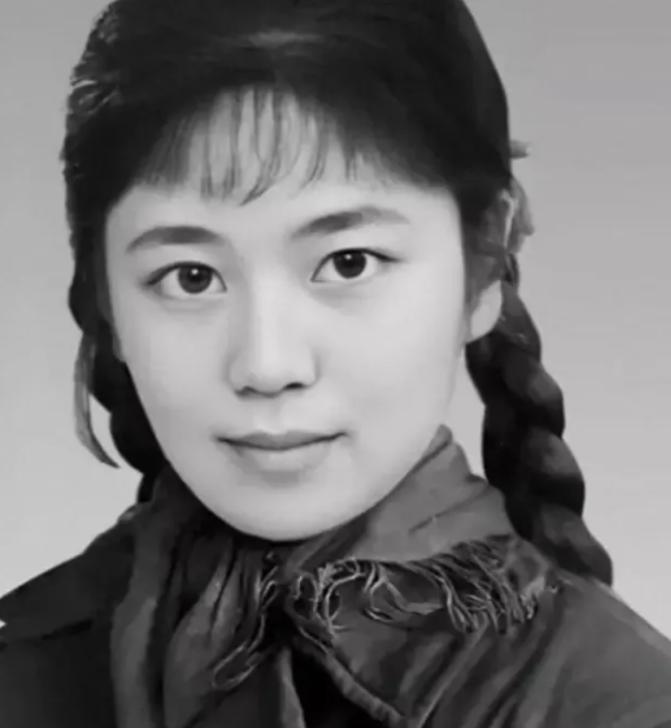 1977年，32岁女知青刘琦返城无望，嫁给一位农民。新婚之夜，她对丈夫说