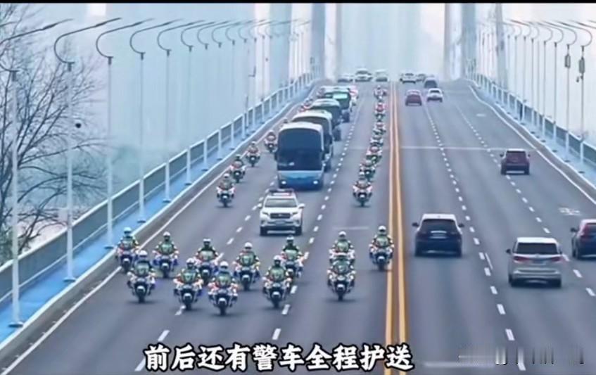 中国高考试卷押运火出圈了，外国网友直呼大开眼界。一开始老外还以为押送的是黄金或尖