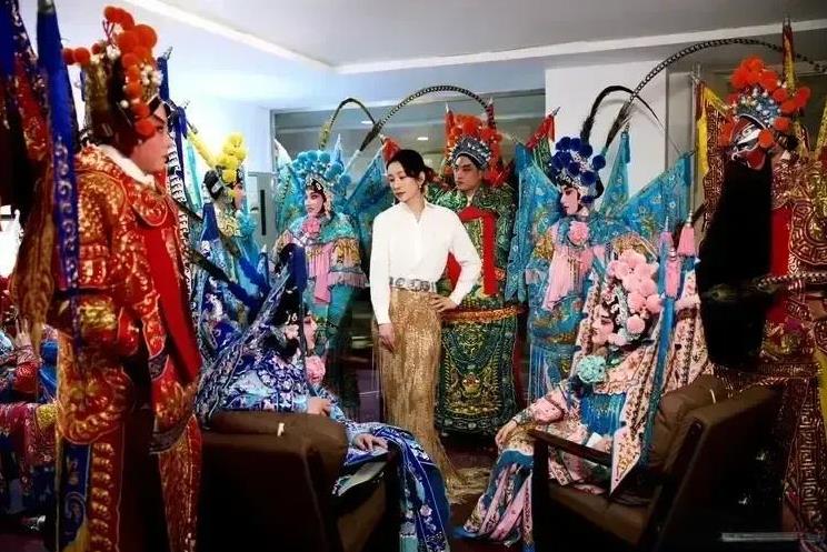 秦海璐晒梅花奖后台照5月22日下午，秦海璐在社交媒体发文，晒出梅花奖后台的合照
