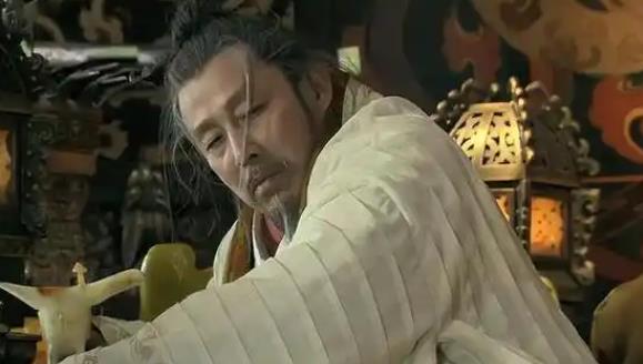刘邦晚年，身体不好，想换太子没换成，与吕后、功臣矛盾不断，心情十分压抑。有一次，