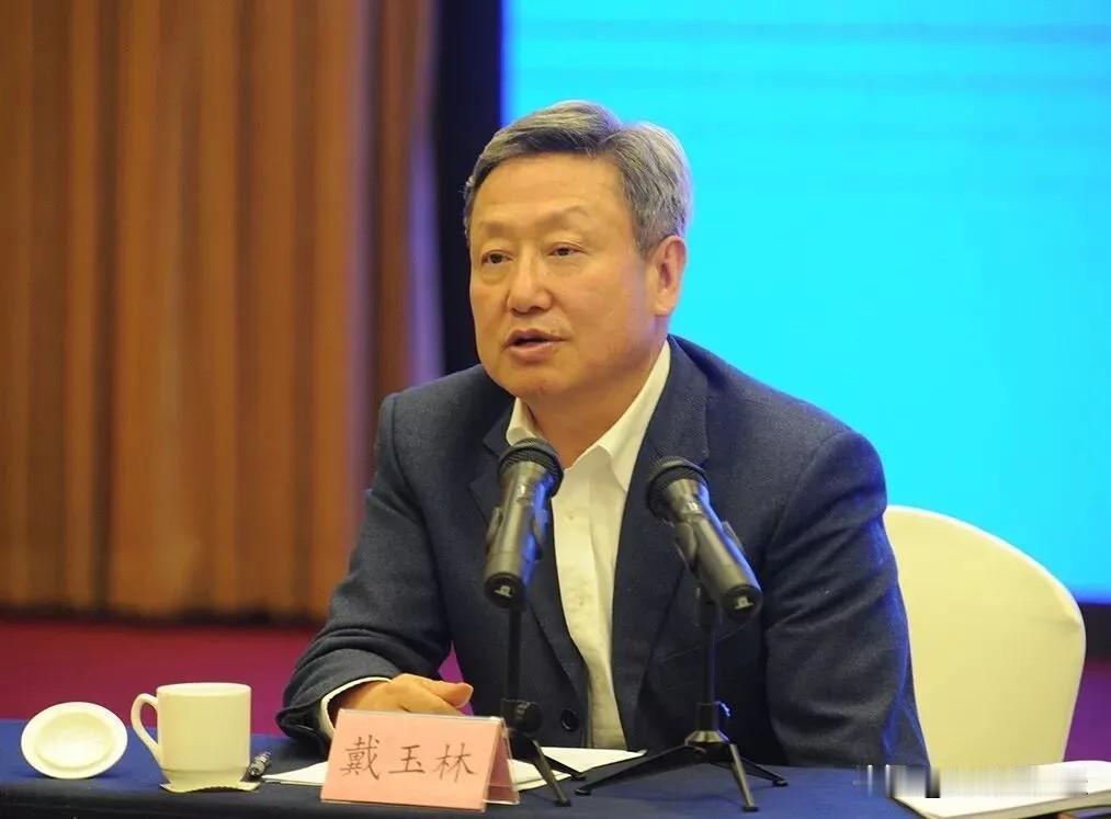 戴玉林的仕途太顺了，从大学教授到厅级干部，他只用了三年，这个进步速度堪称坐火箭，