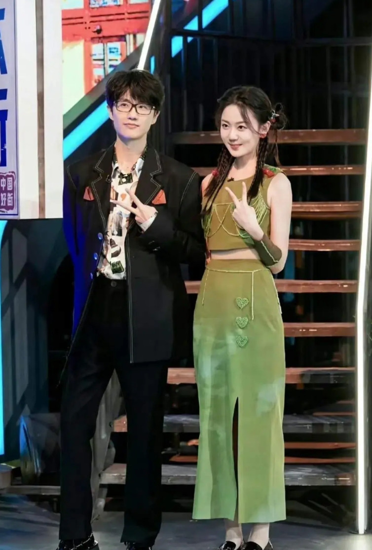 事实证明，人有本事，什么样的好女孩都能找到。许嵩要结婚了，新娘冯禧比他小14岁了