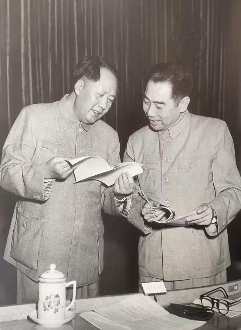 有一次毛主席打电话找周总理，问恩来同志在干什么？值班人员回答说，睡觉了。毛主席又