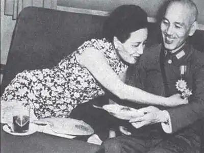 蒋介石不抽烟，不喝酒，不喝茶，不喝咖啡，没什么爱好，可他却经常下便条到财政部去支