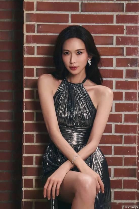 林志玲时隔8年复出拍戏年过50依旧少女感十足近日，林志玲时隔八年再拍戏，客串杨