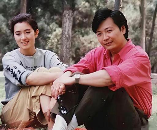 这是1982年，巩俐在印刷厂当临时工，与工人尹大为谈起了恋爱，两人留下了珍贵的合