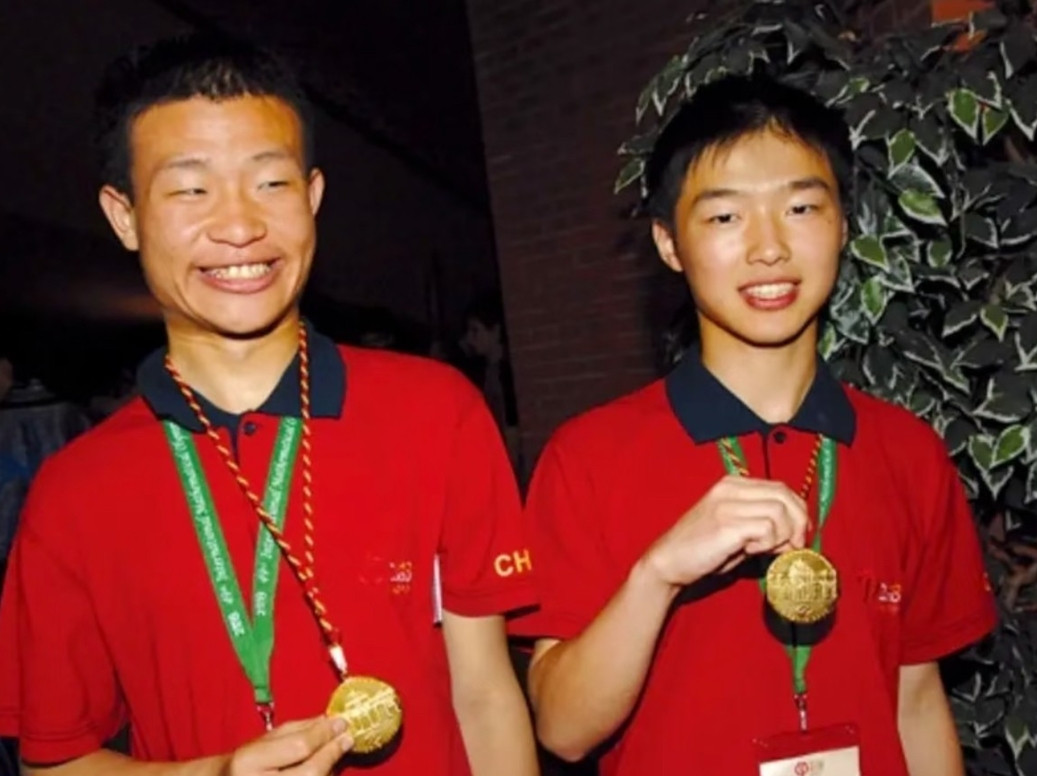 这大约是韦神十几年前获奖的照片，边上那位少年叫牟神！牟晓生，上海华育初中，上