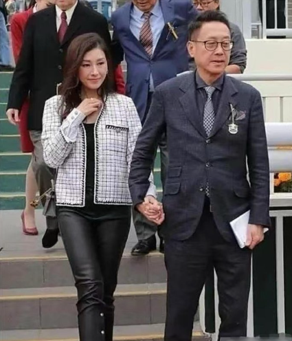 有钱人真好，已经63岁的的富豪许晋亨，在大街上手牵漂亮媳妇李嘉欣，虽然李嘉欣已经