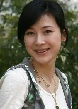 [啤酒]2011年身家50亿的温州首富周旭辉，瞒着原配，看上了“李云龙”老婆的饰