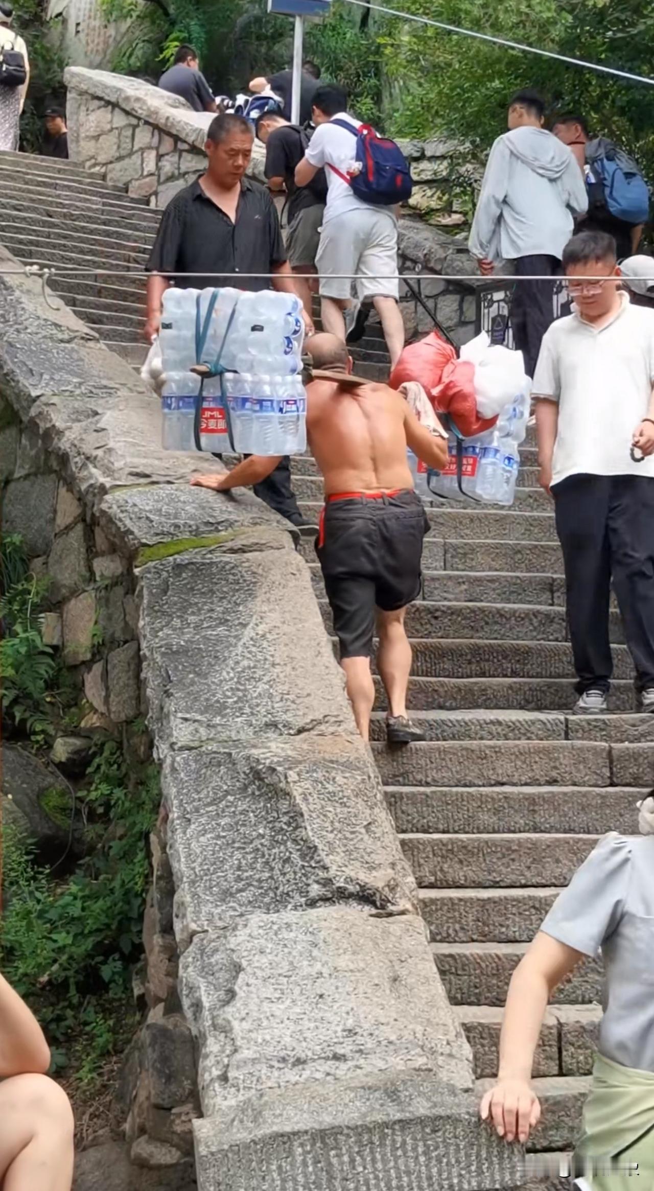目测老人家最少有70岁了泰山