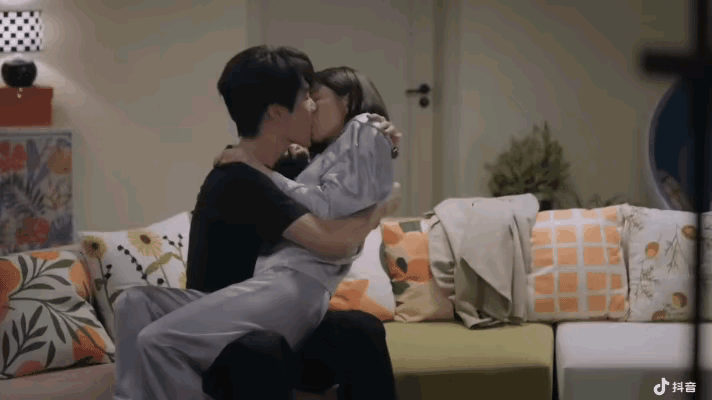 丫头教又多了新成员，陈妍希也演年下恋了，和小19岁鲜肉演激情戏，这也太狂野了。