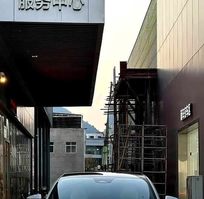 我身边好几个同事都开油车上下班，有次我见他们聊起买电车还是油车的话题，他们都是极