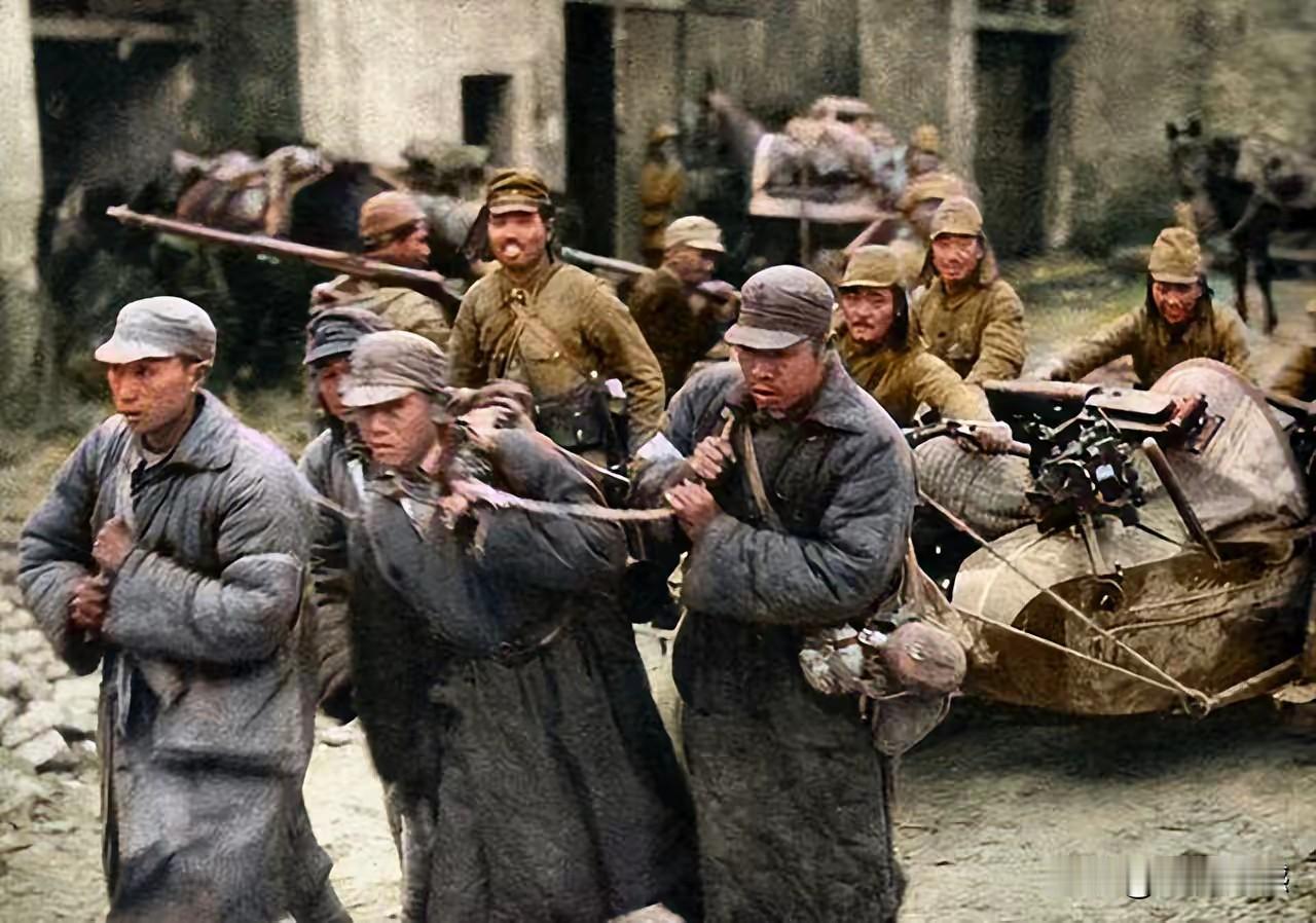 日本鬼子强迫战俘为它们拉车，几个被俘人员吃力的拉着，日本鬼子则露出狰狞的笑容，每