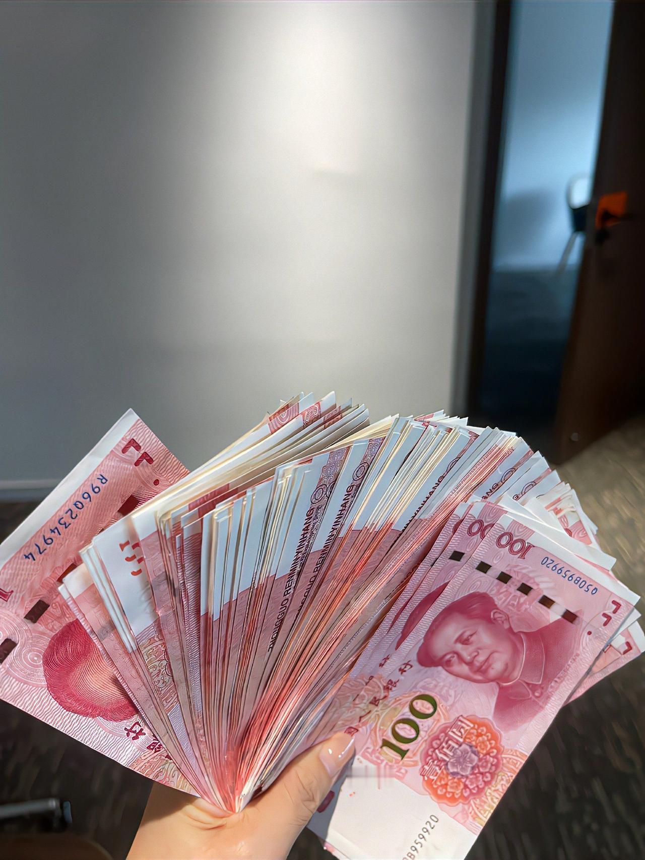 什么人都有啊！网购仅退款2700次，还逼得商家发5000元求放过！近日，央视新