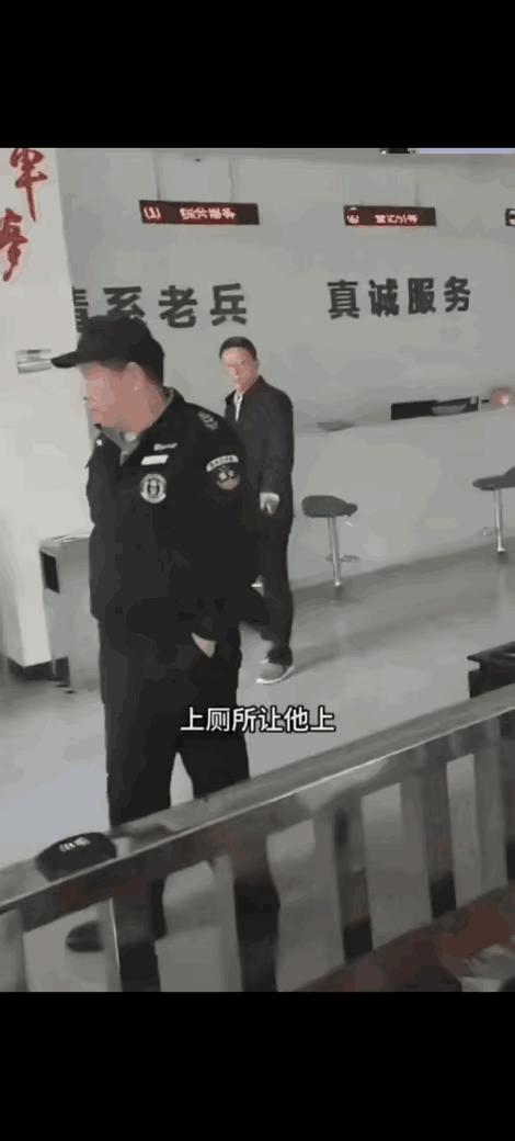 现场监控一出来，之前替保安说话的人都不吭声了。 领导明明已经发话，让老兵进去