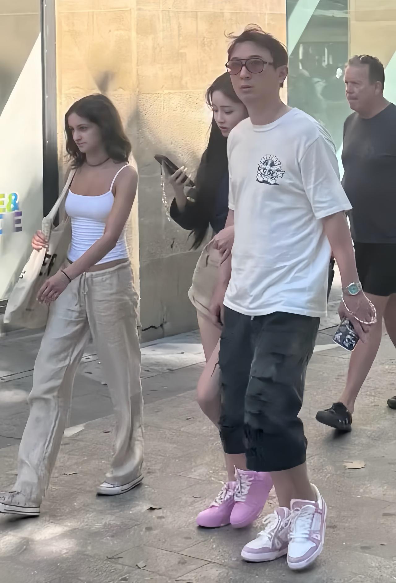 近日，王思聪带着懒懒到巴黎游玩，在街头被网友偶遇，两人真的好腻歪啊。可以看出
