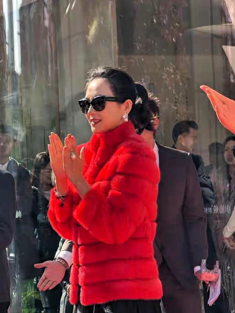 章子怡离婚后开挂了！46岁红黑造型炸场，美到认不出家人们，章子怡这状态绝了