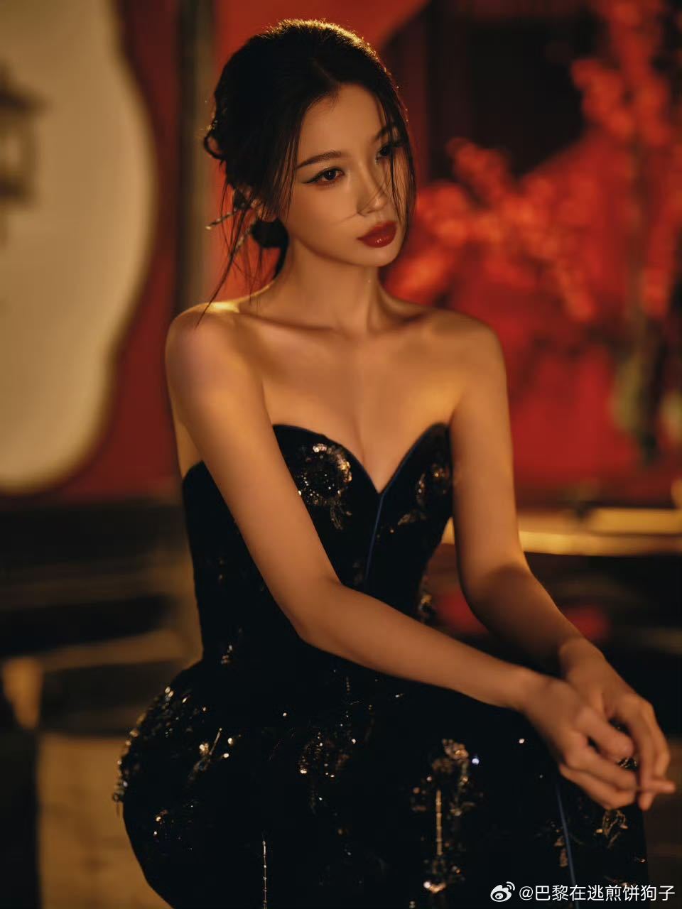 虞书欣三抓王一栩虞书欣这种“台上女神台下憨憨”的反差太戳人了，获奖时从容得体，