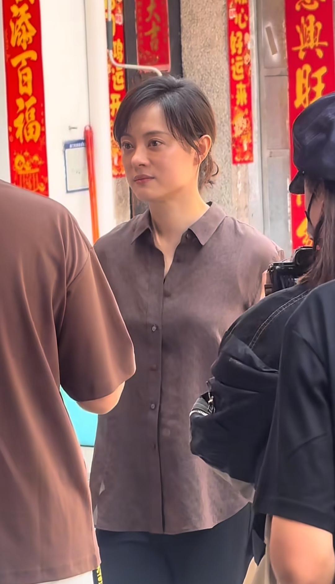 最近有网友在厦门同安，偶遇正在拍戏的孙俪，随手拍的素颜照直接刷屏。照片里