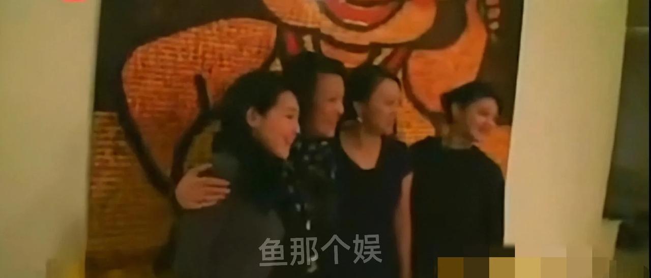 这是大S刚嫁入汪家时的家庭聚餐画面。那时，两人刚领完证，还没办婚礼。大家热热闹