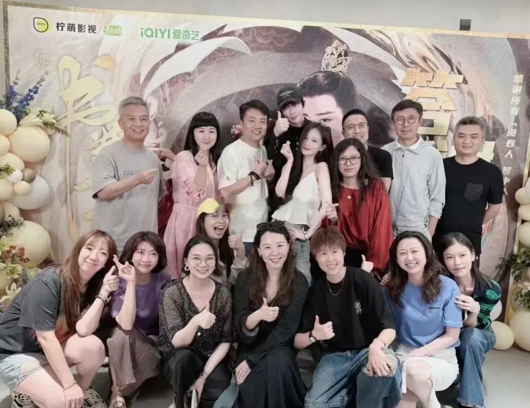 刘宇宁李一桐《书卷一梦》庆功宴合照，明显比跟宋祖儿更亲密自在，庆功宴的合照姿势就