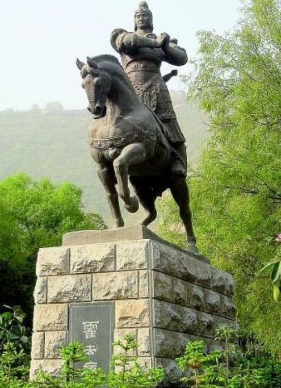 公元前118年，21岁的霍去病，陪姨父汉武帝打猎。刚到甘泉宫，他突然拉弓，对着李